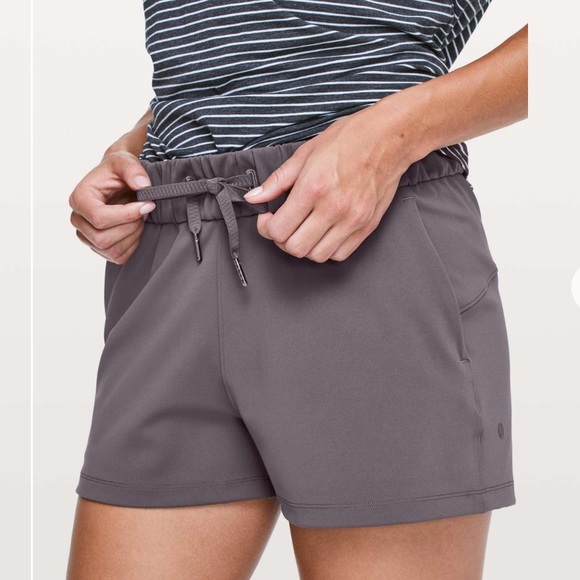 Lululemon on the fly short woven moonphase size 4 - Picture 1 of 6
